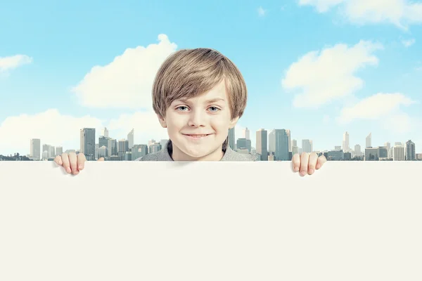 Niño con una cartelera en blanco — Foto de Stock