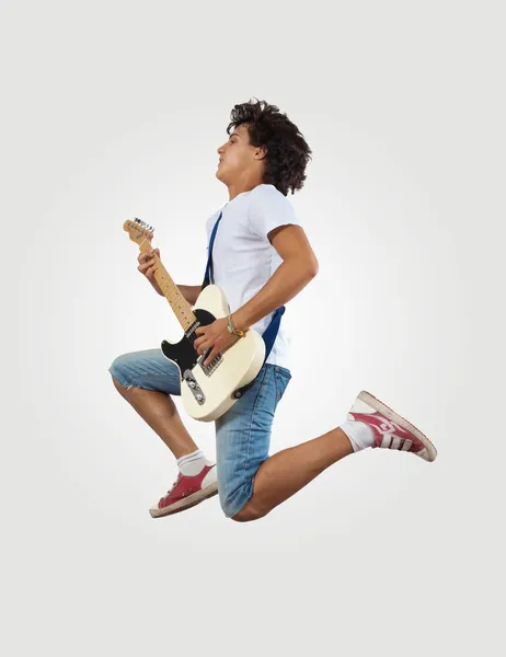 Joven tocando en la guitarra electro y saltando — Foto de Stock