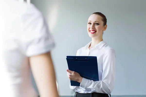 Businesswoman with colleague — Stock Photo, Image