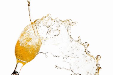 beyaz şarap bardağa dökülüyor.