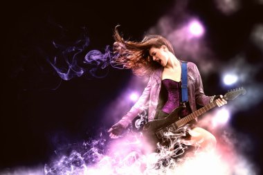 Rock tutkulu kız siyah kanatlı