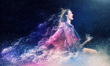 Rock tutkulu kız siyah kanatlı