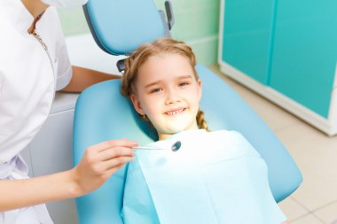 küçük kız ziyaret dişçi