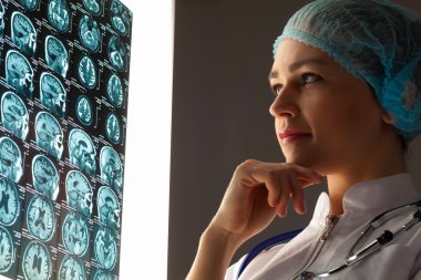 Kadın Doktor Röntgen incelenmesi