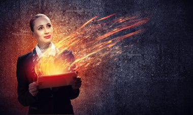 genç iş kadını ile ipad