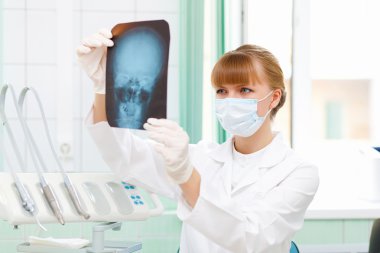 Röntgenli kadın doktor.