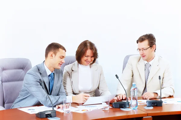 Drie zakenmensen tijdens vergadering — Stockfoto