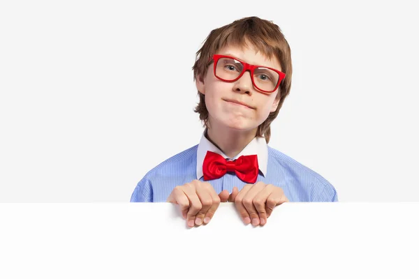 学校少年が白い正方形を保持している赤メガネ — ストック写真