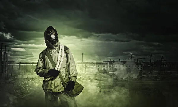 Stalker in gas masker — Stockfoto