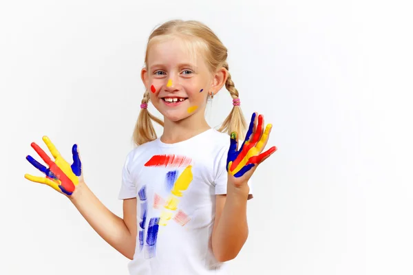 Criança feliz com tinta nas mãos — Fotografia de Stock