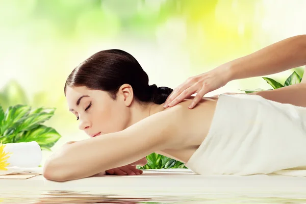 Mädchen bei Wellness-Massage — Stockfoto