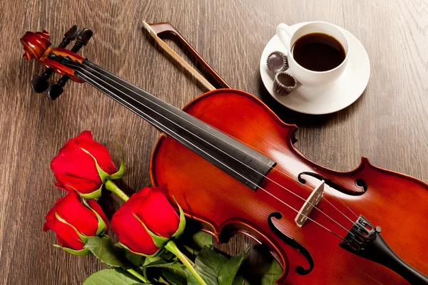 Rosas rojas y un violín —  Fotos de Stock