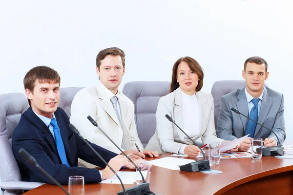 Čtyři podnikatelé na schůzce — Stock fotografie