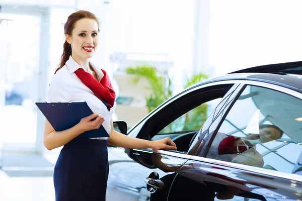 Mujer consultora en salón de coches —  Fotos de Stock