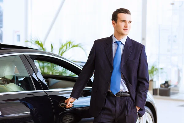 Empresário perto de carro — Fotografia de Stock