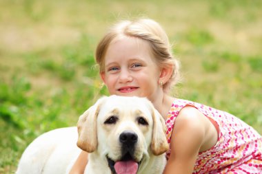 köpeği ile küçük kız