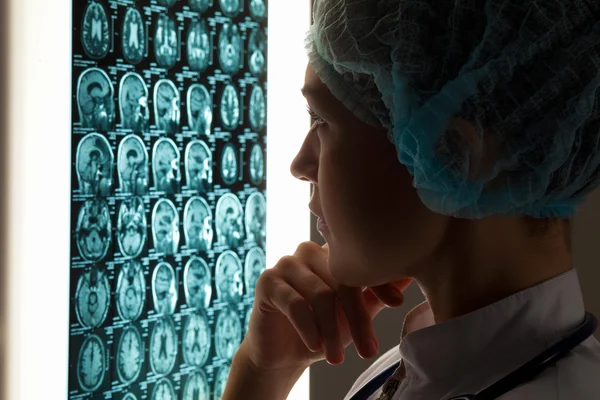 Femme médecin examinant les rayons X — Photo