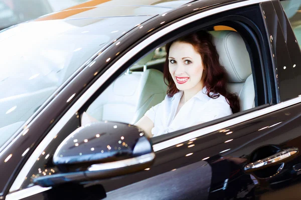 Jovem mulher no carro — Fotografia de Stock