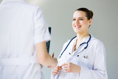 Genç bayan doktor.