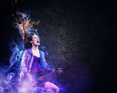 Rock tutkulu kız siyah kanatlı