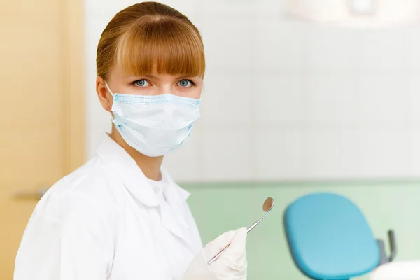 Um retrato de um dentista — Fotografia de Stock