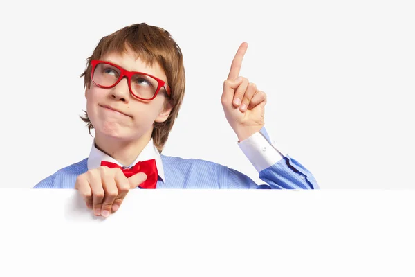 Boy v červené brýle drží bílý čtverec — Stock fotografie