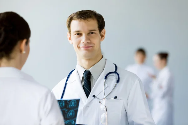 Joven doctor masculino — Foto de Stock