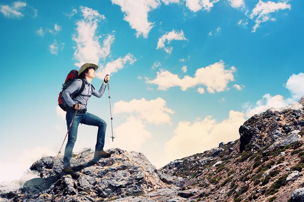 Young tourist atop of mountain — Stock Photo, Image