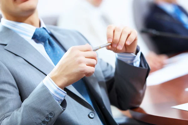 Drie zakenmensen tijdens vergadering — Stockfoto