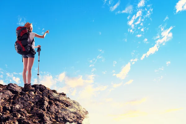 Genç kadın dağcı — Stok fotoğraf