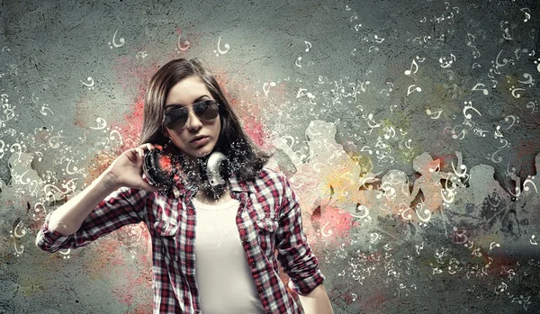 Mujer joven con auriculares —  Fotos de Stock