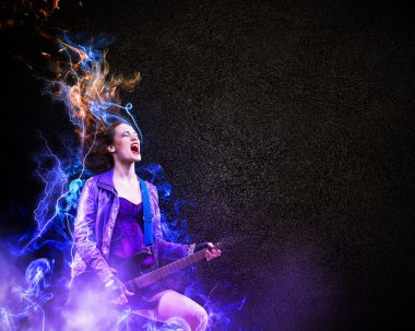 Rock tutkulu kız siyah kanatlı
