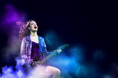 Rock tutkulu kız siyah kanatlı