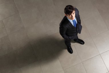 genç işadamı yukarıda arıyorum