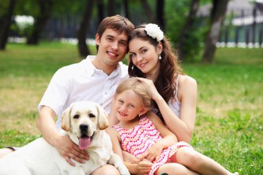 Mutlu aile dışarıda eğleniyor.