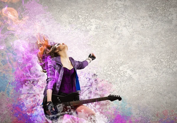 Rock passionerad flicka med svarta vingar — Stockfoto