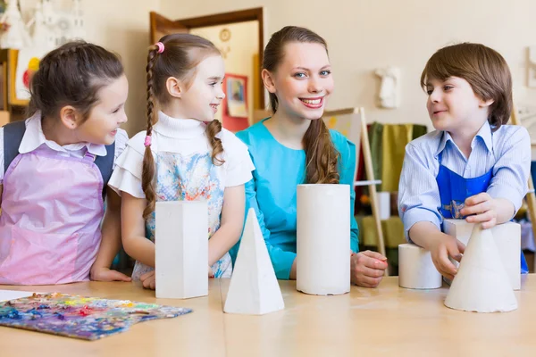 Niños dibujando y pintando —  Fotos de Stock