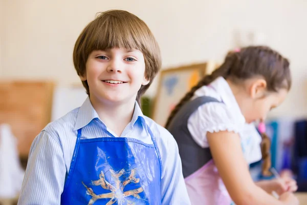 Schattige jongen schilderij — Stockfoto