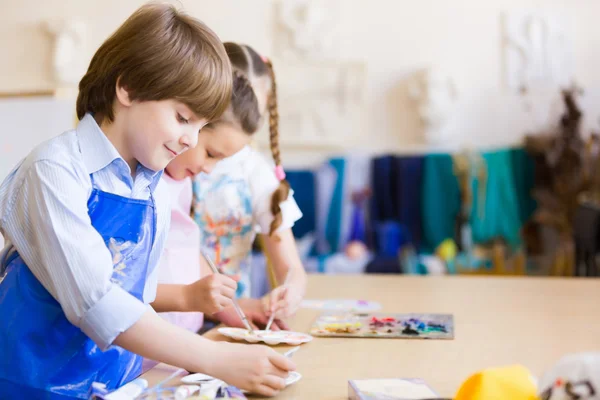 Kinderen tekenen en schilderen — Stockfoto