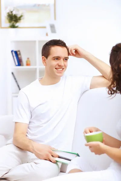 Jonge man thuis met een boek — Stockfoto