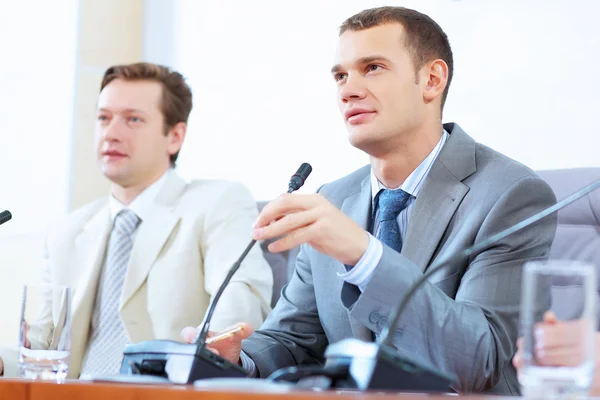 Dos hombres de negocios en la reunión — Foto de Stock