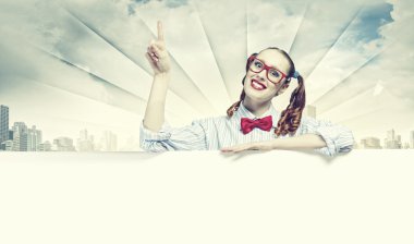 boş bir pano ile kadın