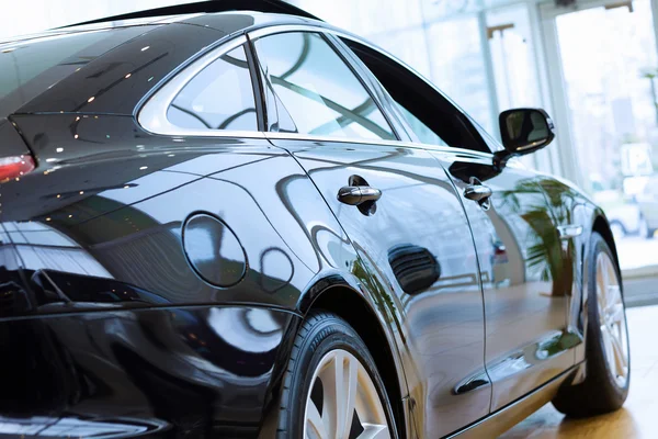 Vista posteriore di auto di lusso — Foto Stock