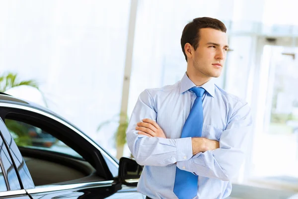 Empresário perto de carro — Fotografia de Stock