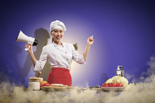 Megafon gospodarstwa Azji kobieta kucharz — Zdjęcie stockowe
