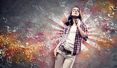 Kulaklıklı genç bir kadın.