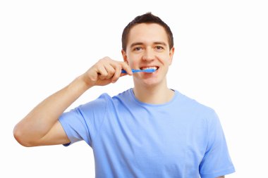 genç adam evde diş fırçalama