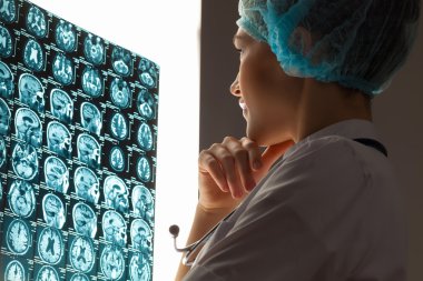 Kadın Doktor Röntgen incelenmesi