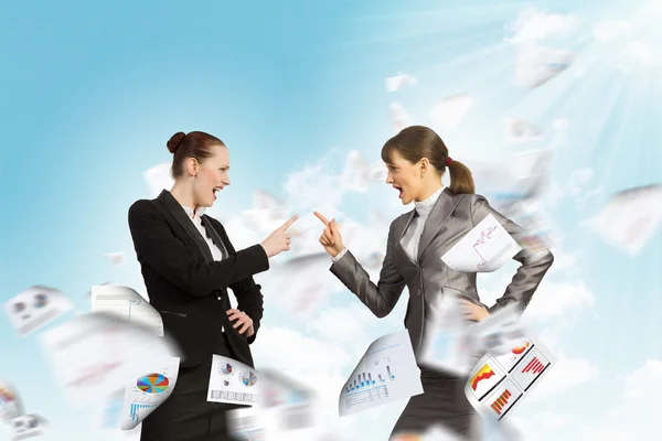 Zwei Geschäftsfrauen streiten — Stockfoto