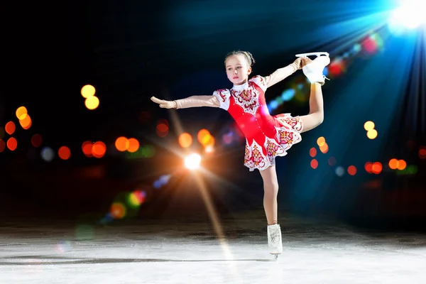 Little girl figure skating — Stock Photo, Image